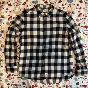 Uniqlo Flannel Checkered Button-Down Shirt in Black and White, Size M